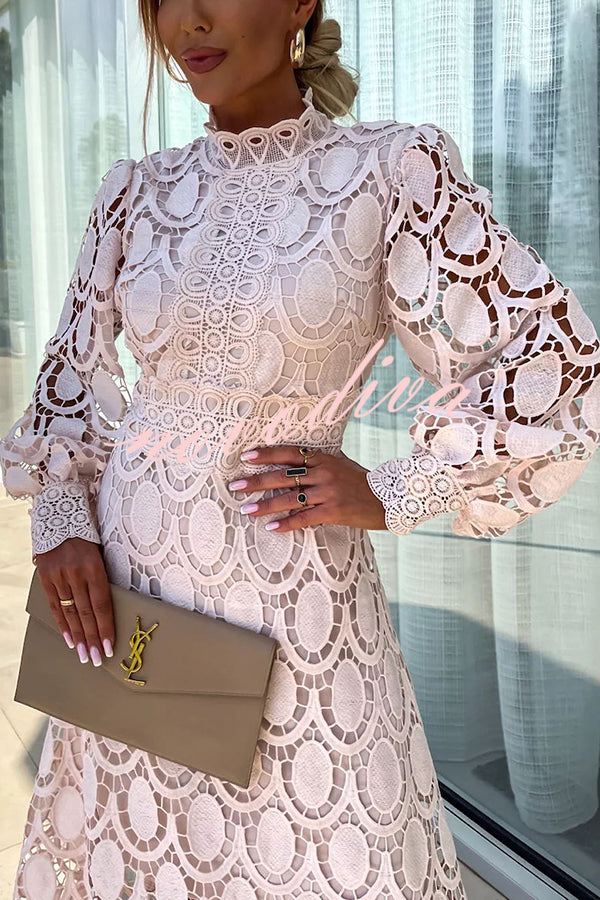 "Charlize™ - Romantische Kantjurk" can be rewritten as "Charlize™ - Elegante Kantjurk met Romantische Flair".